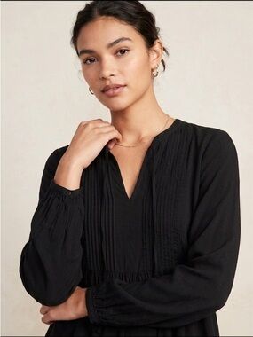 Old Navy Black Long-Sleeve Pintuck V-Neck Top
